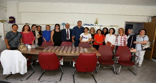 Başkan Ak'tan 13 bin öğretmene aşure ikramı