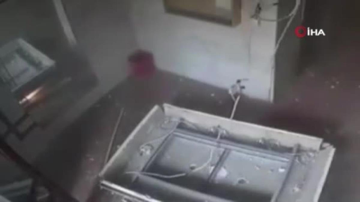 Apartmanda oyun oynayan Filistinli çocuklar İsrail füzelerinin hedefi olmaktan 1 saniye arayla kurtuldu