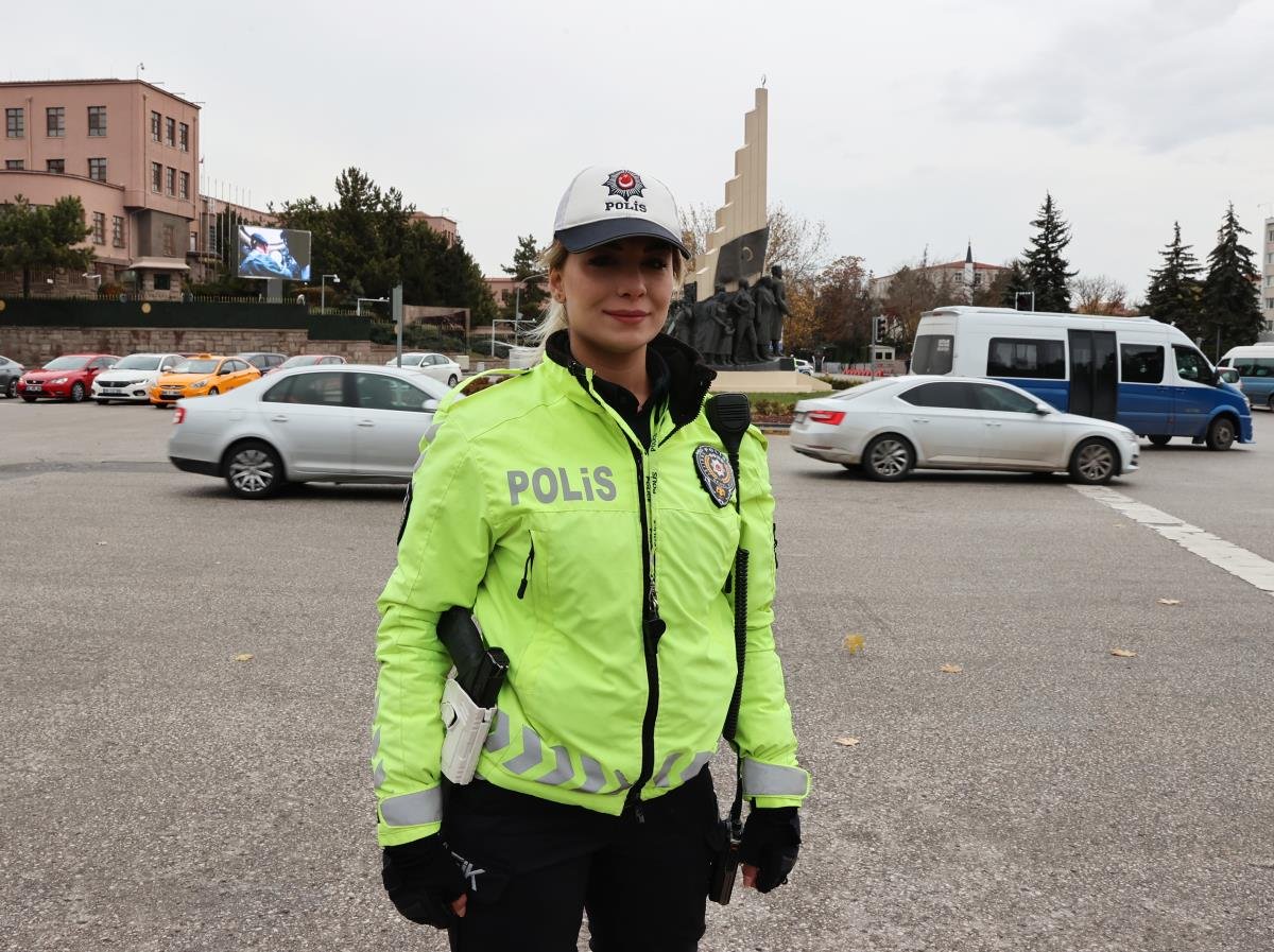 “Ankara’nın kalbi”nde trafik düzenini kadın polisler sağlıyor