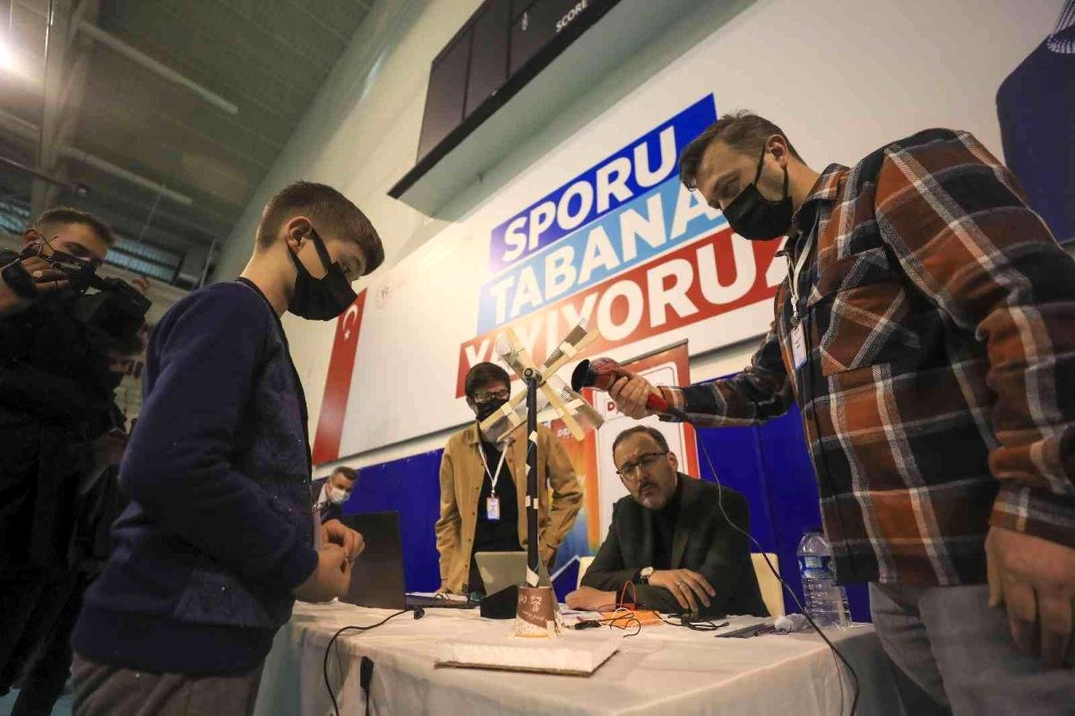 Bakan Kasapoğlu, Deneyap Teknoloji Atölyeleri sınavına katılan gençleri ziyaret etti Açıklaması