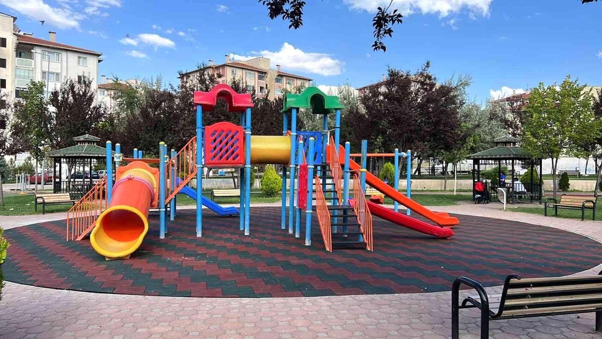 Sincan’da parklar çocuklar için hazırlanıyor