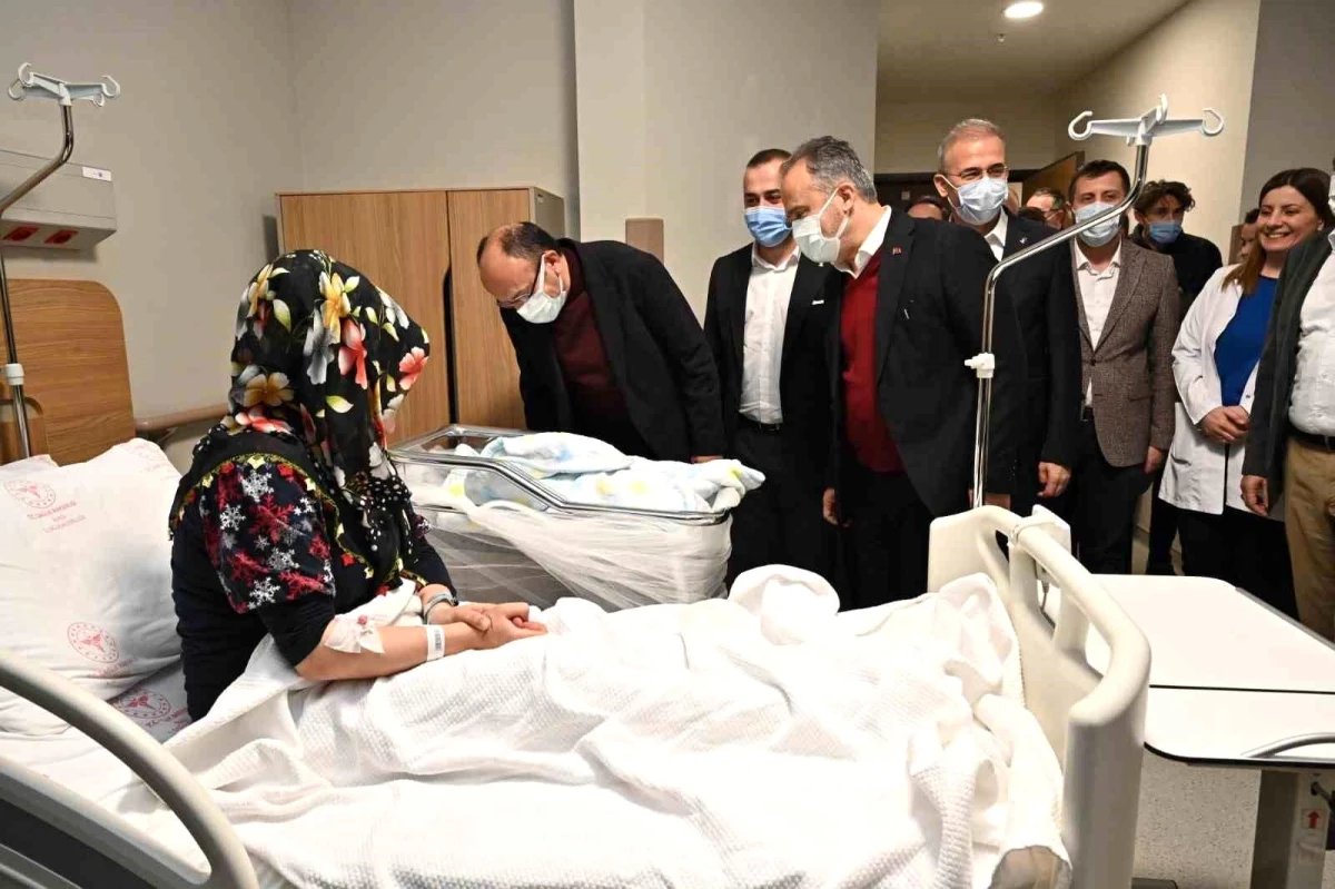 Başkan Aktaş, Bursa Şehir Hastanesi’nde yeni yılın ilk bebeklerini ziyaret etti