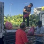 esnaf-30-ton-karpuzu-ucretsiz-dagitti-VzdkZl9X.jpg